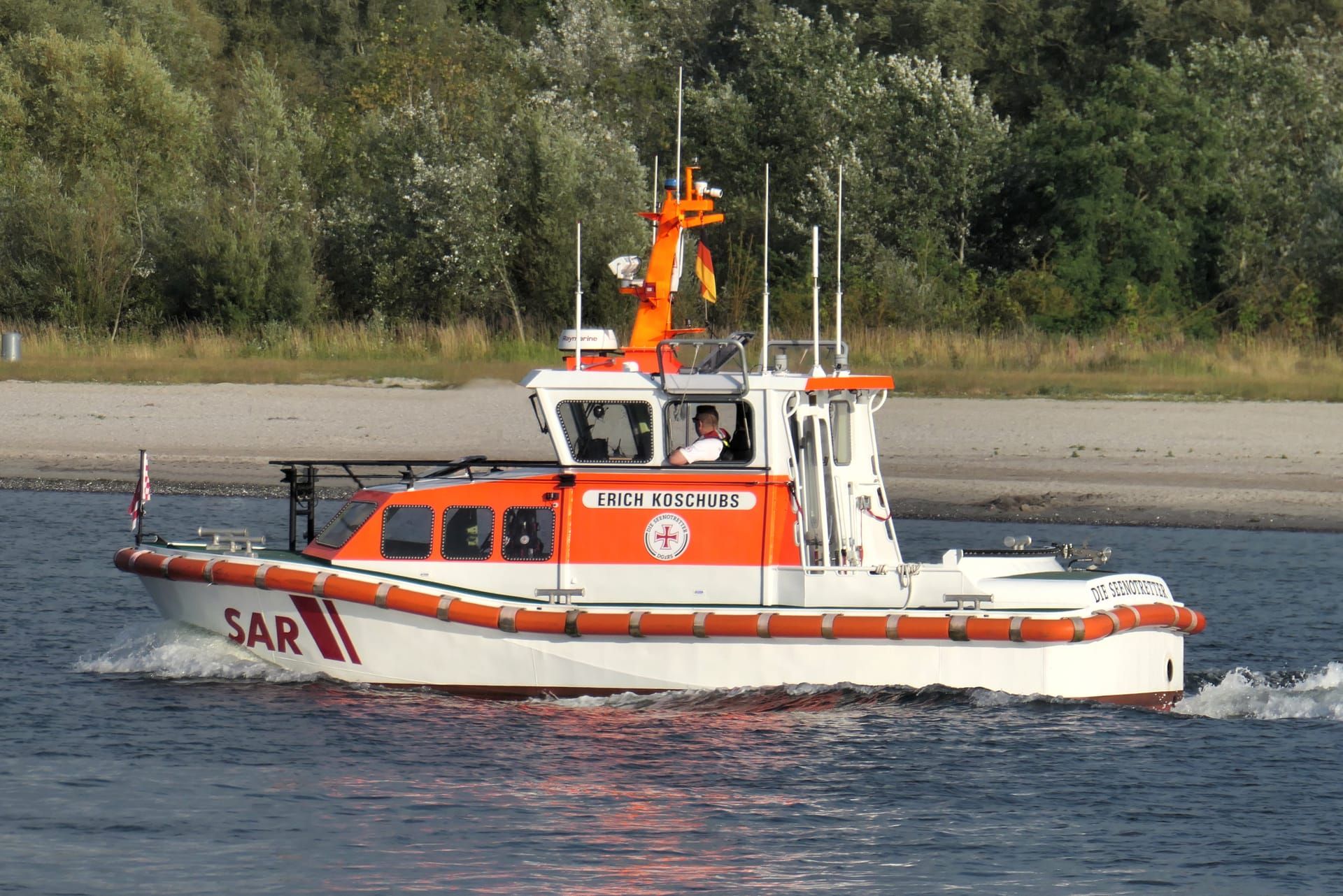 Das Seenotrettungsboot Erich Koschubs vor Travemünde