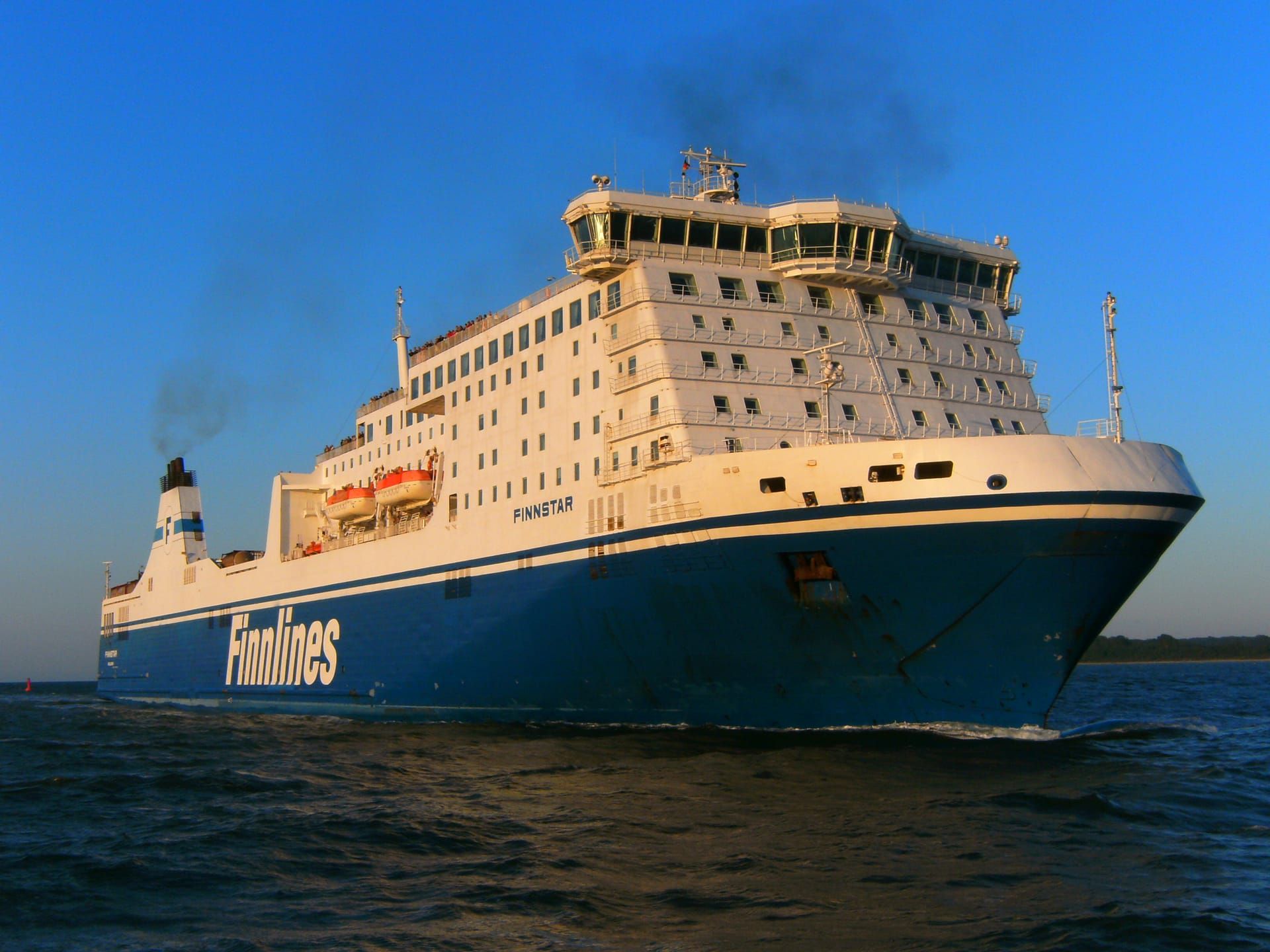Eine Finnlines-Fähre läuft in die Trave-Mündung vor Travemünde ein