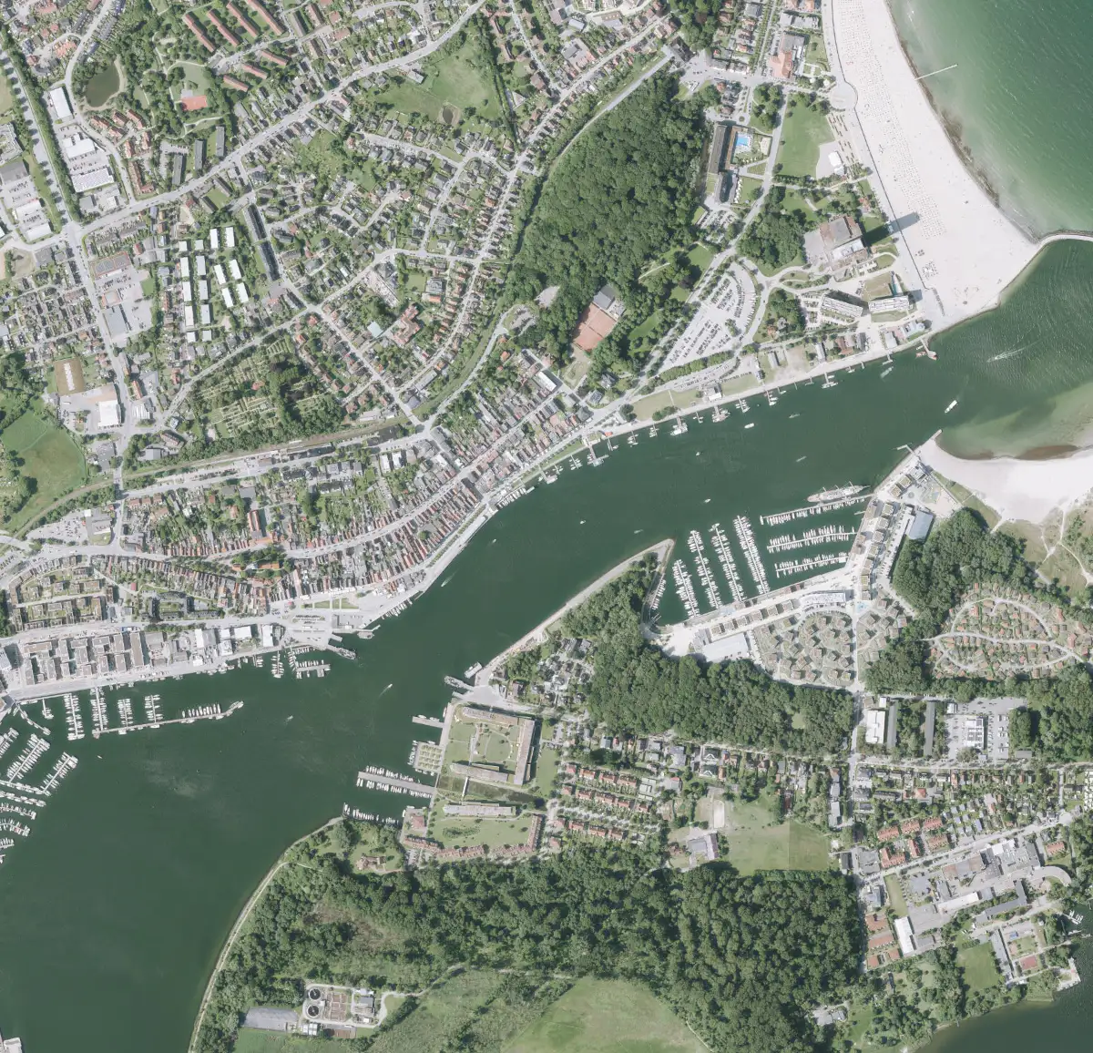 Aktuelles Luftbild desselben Ausschnitts: Ortskern, Trave und Priwall
