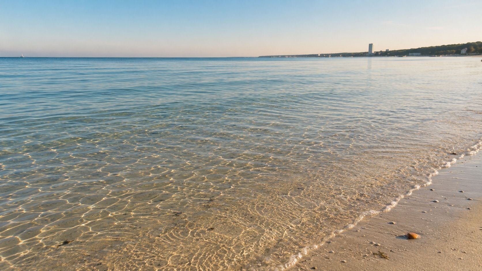 Klares flaches Ostseewasser am Strand von Travemünde