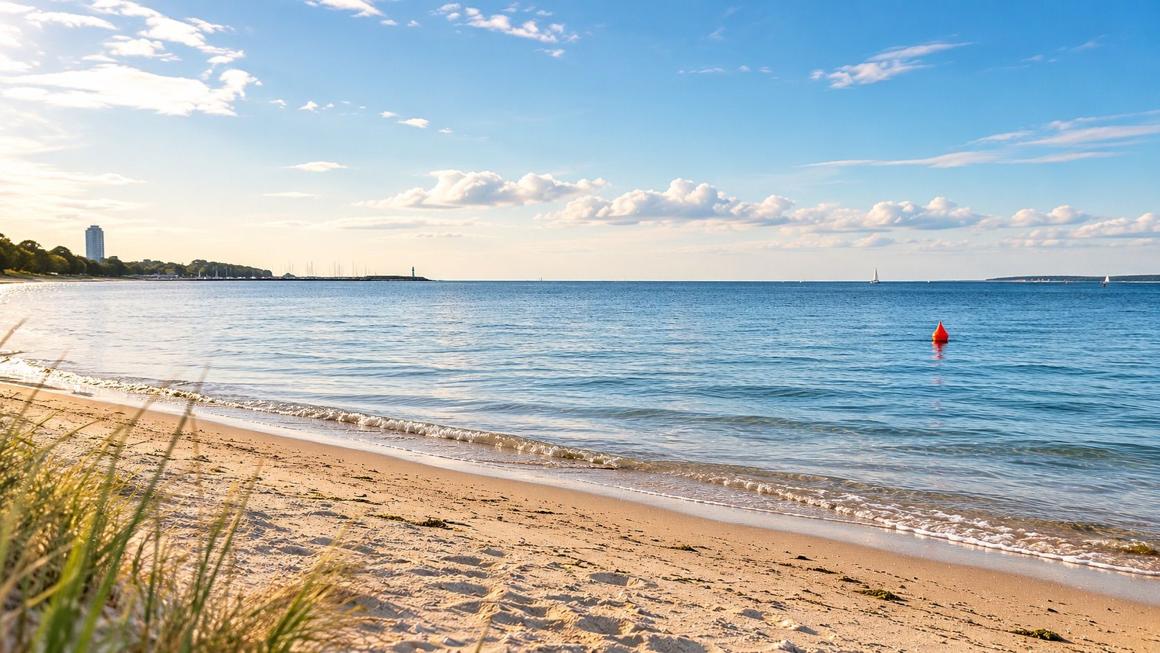 Ruhiger Ostseestrand mit roter Boje bei Travemünde