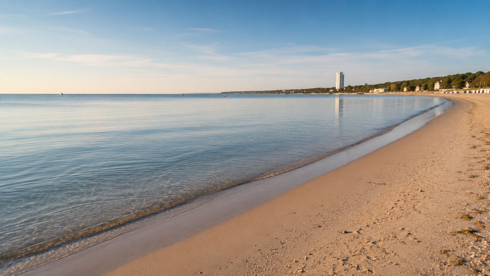 Ruhige Wasserlinie am weiten Ostseestrand von Travemünde