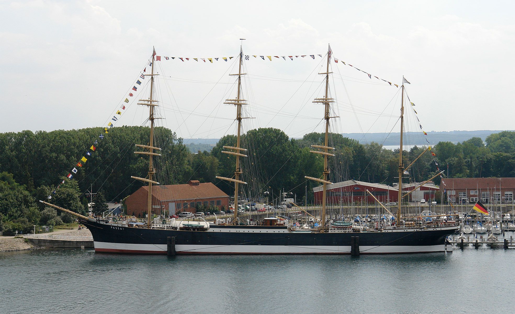 Die Viermastbark Passat am Priwall-Ufer der Trave, mit Flaggenschmuck