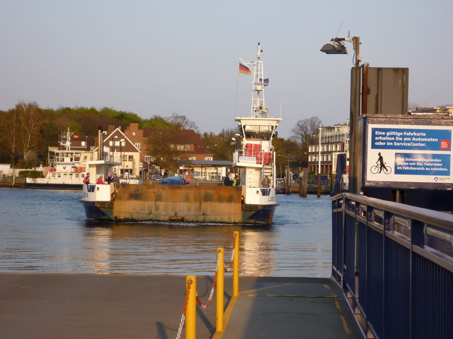 Radfahrer und die Priwallfähre über die Trave in Travemünde