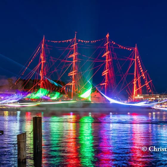 ✨ Wenn die Nacht über Travemünde hereinbricht, beginnt die Magie... 🌈⛵ Die historische PASSAT erstr