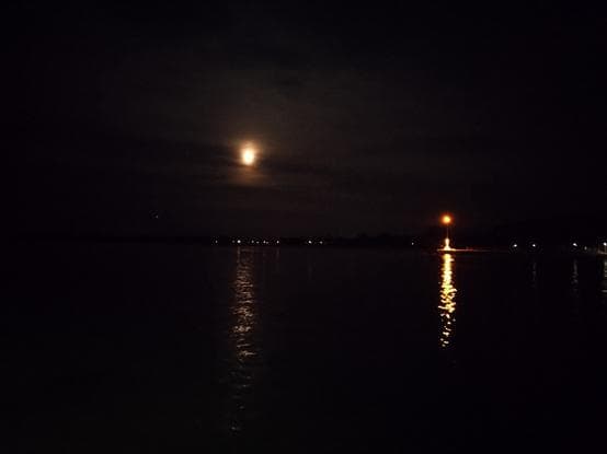 Der Mond macht dem Molenfeuer Konkurrenz 🤩 #urlaubsgedöns #ostsee #trave #travemuende #priwall