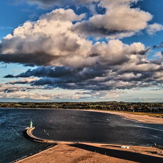 Vorne Westdeutschland, hinten Ostdeutschland, am hinteren Strand war die Grenze… #travemuende #priwa